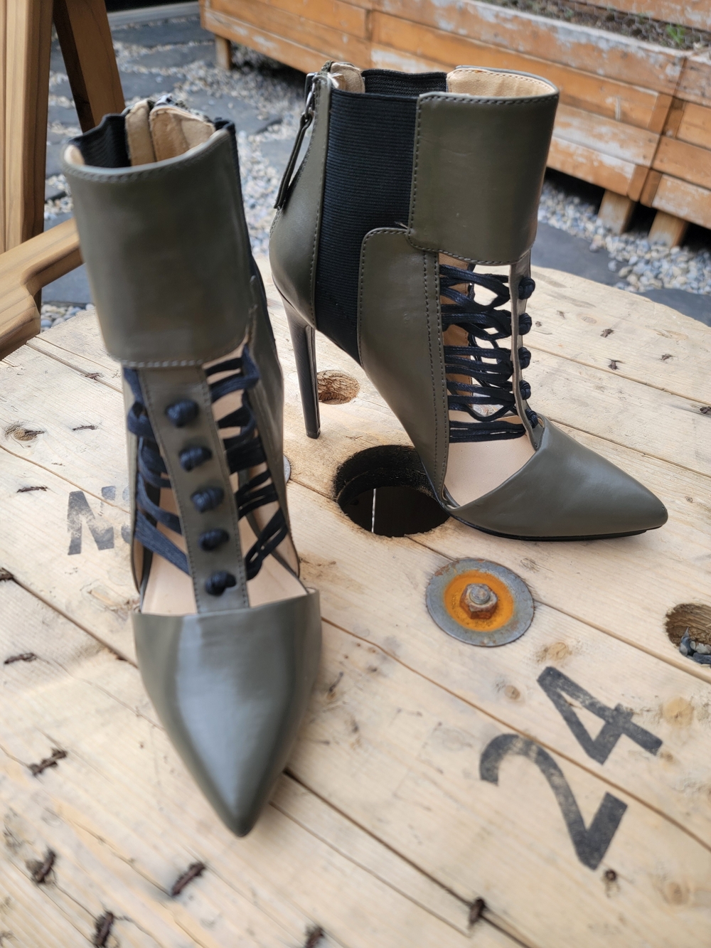 GX By Gwen‎ Stefani Olive Green Pointed Toe Laced Stiletto Ankle Boots Size 8